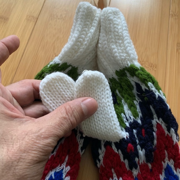 Vintage 1970s Blue Green Red White Bulky Knit Tiffani Mittens Winter Gloves - Picture 11 of 14